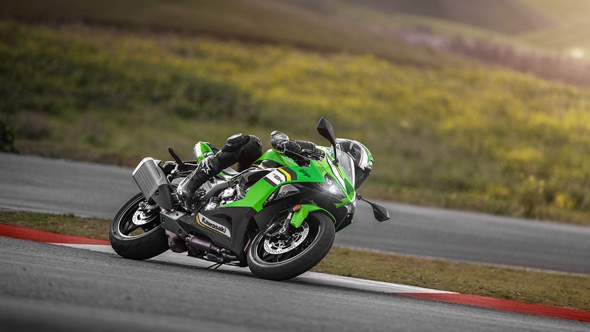 2025 Kawasaki ZX-6R leaned over Missouri Route 94